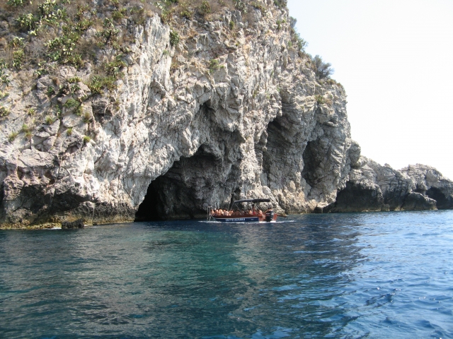  Gruta azul desde el exterior 